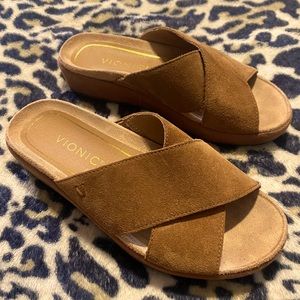 Tan vionic criss cross sandal, size 5.NWOT.